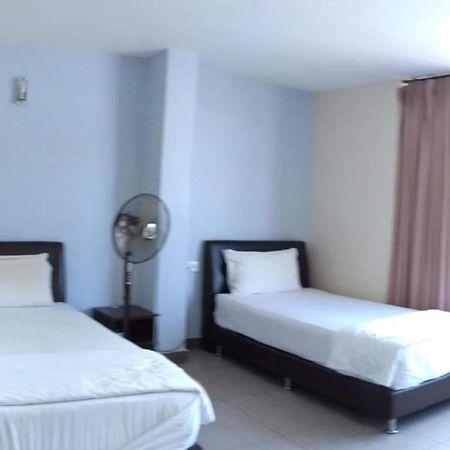 Oyo 90021 Star View Hotel Kampong Batu Tiga Extérieur photo